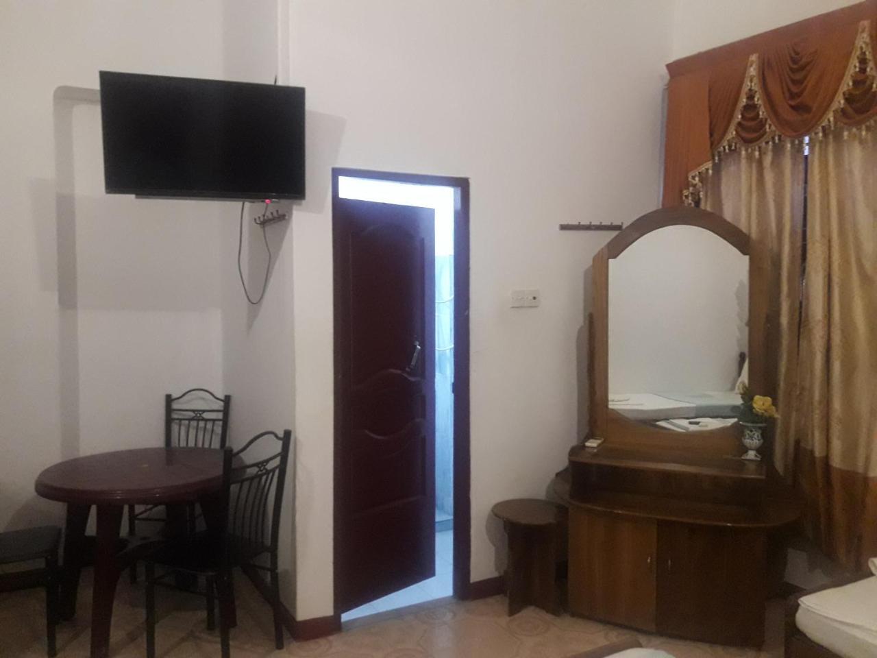 Hotel Blue Whale Jaffna Exterior photo